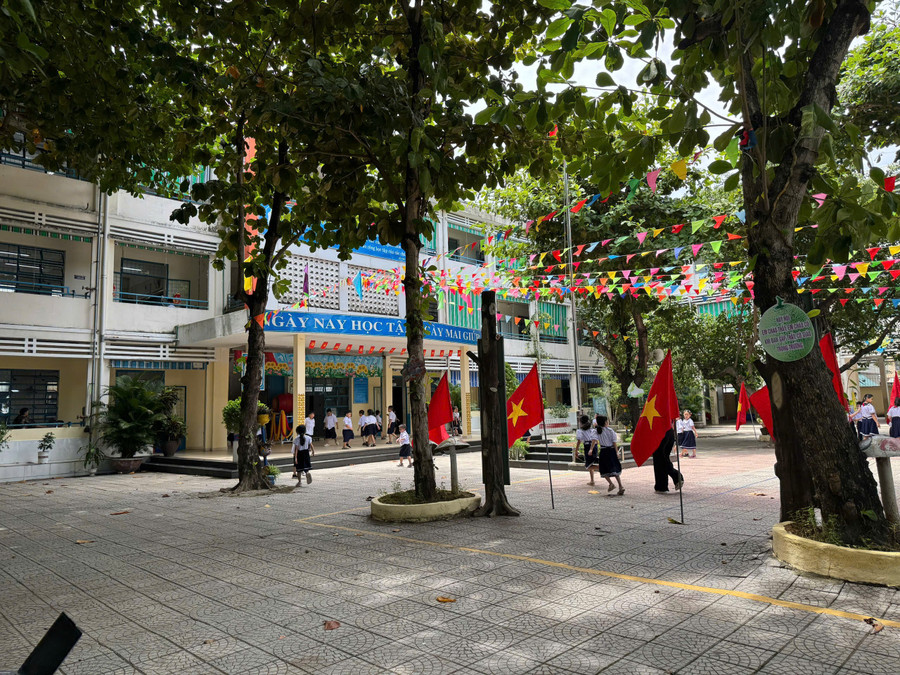 Trường Tiểu học Đinh Bộ Lĩnh có một số lớp bán trú phải ghép học sinh vào giờ ăn, nghỉ trưa. truong-tieu-hoc-dinh-bo-linh.jpg