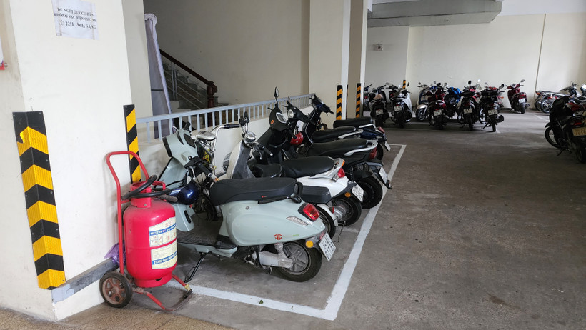 Khu vực bố trí sạc dành cho xe máy điện tại một chung cư ở Hà Nội. (Ảnh: Việt Hùng/Vietnam+).