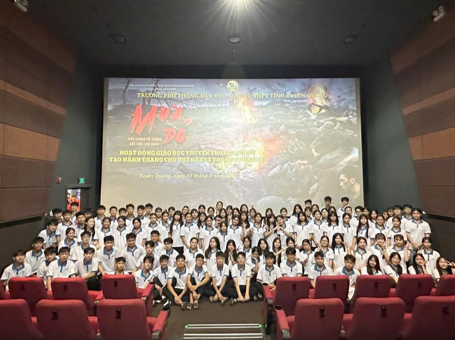 Các em học sinh Trường PTDTNT THPT tỉnh Tuyên Quang xem phim Mưa đỏ.