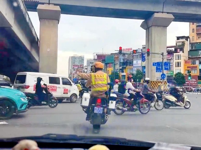 Xe Cảnh sát giao thông mở đường đưa bệnh nhân quay trở lại Bệnh viện K