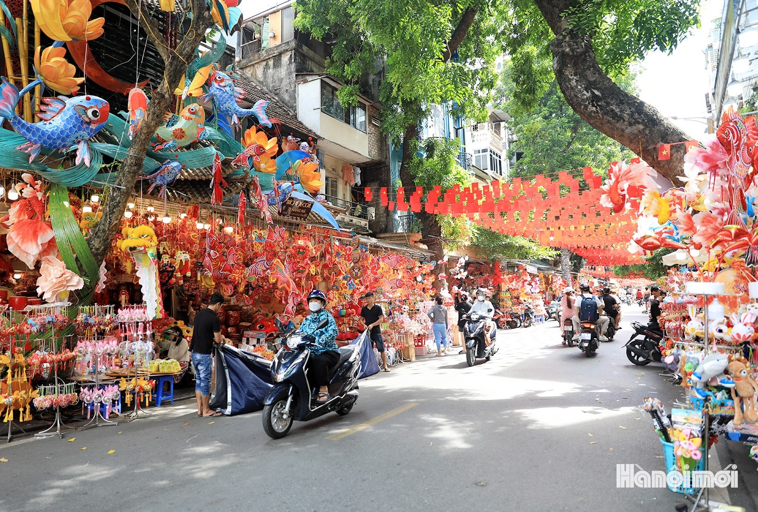 W_trung-thu-som-tren-pho-hang-ma-1.jpg