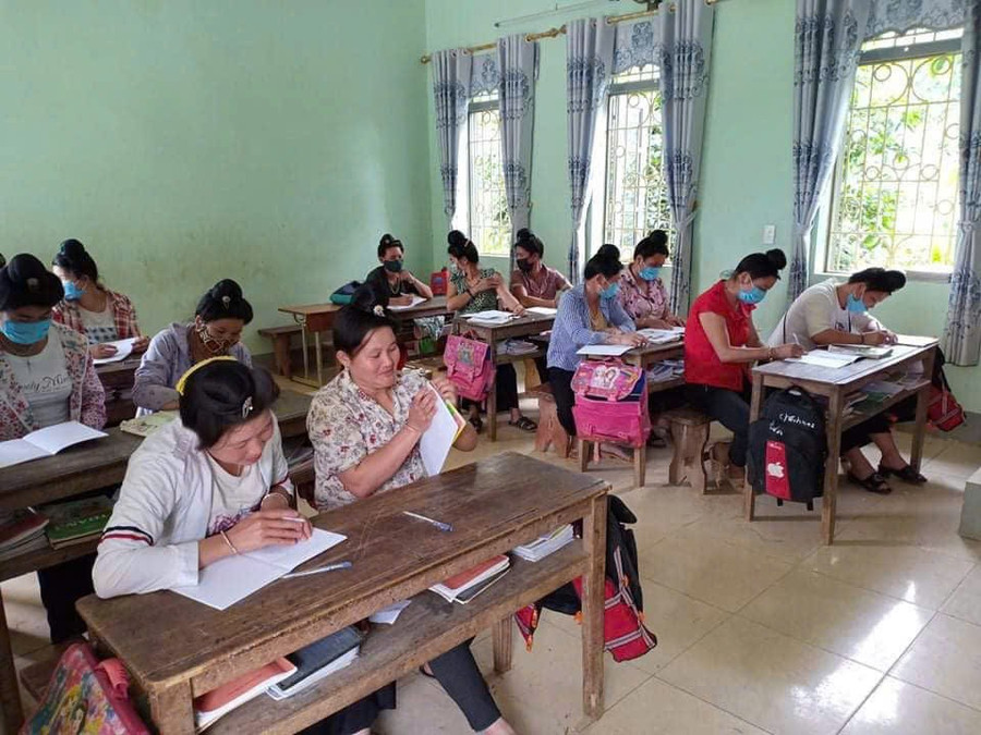 Lớp xoá mù chữ ở xã Chiềng Sinh, tỉnh Điện Biên.