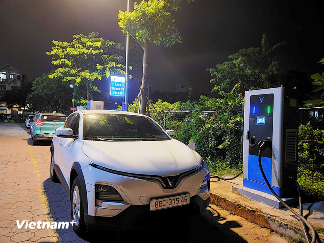 Một trụ sạc dành cho xe ôtô điện được bố trí ngay sân của tòa chung cư tại Hà Nội. (Ảnh: Việt Hùng/Vietnam+).  
