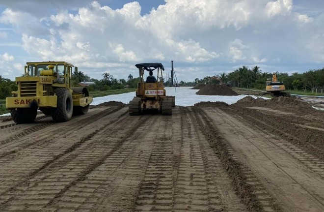 Dự án cao tốc Châu Đốc- Cần Thơ-Sóc Trăng khó về đích đúng hẹn do thiếu vật liệu đắp nền
