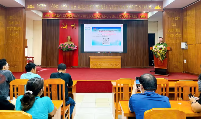 Trung tá Nguyễn Hải Hưng – Phó Đội trưởng Đội Chữa cháy và CNCH khu vực số 31 đã phổ biến các quy định của pháp luật liên quan đến việc khai báo, cập nhật dữ liệu về PCCC và CNCH