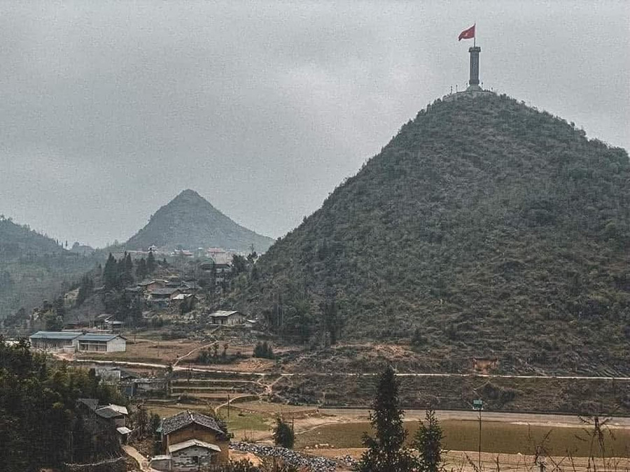 Ngôi làng Lô Lô Chải dưới chân cột cờ Lũng Cú. (Ảnh: Kim Kim)