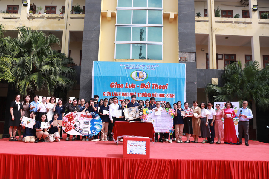 Thầy cô và đại diện học sinh các lớp chụp ảnh kỷ niệm cuối chương trình cùng lãnh đạo nhà trường. 8.jpg