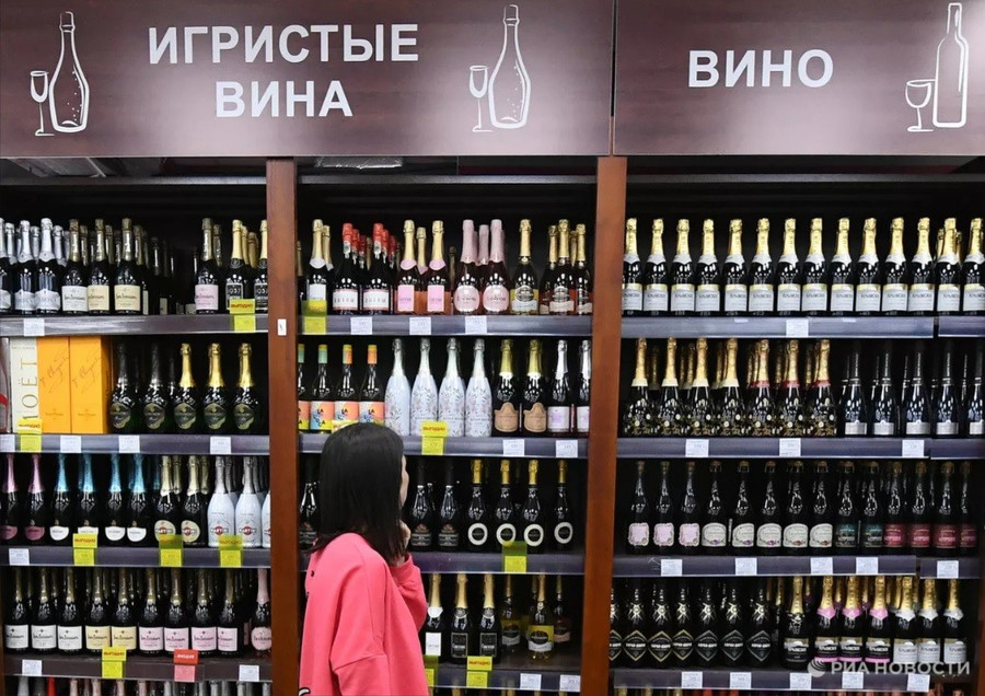 Khách hàng trong một cửa hàng rượu.