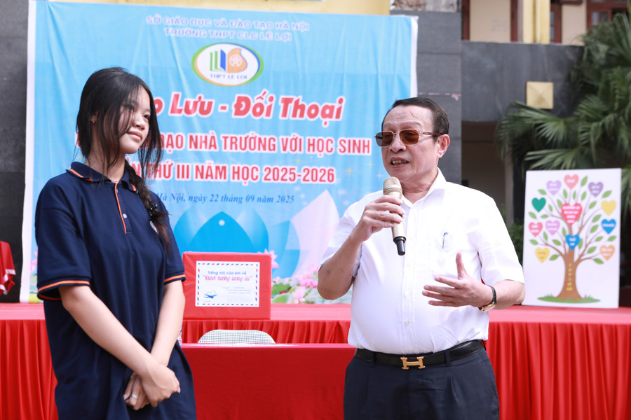 TS Lê Xuân Trung - Phó Hiệu trưởng phụ trách Trường THPT Chất lượng cao Lê Lợi đối thoại cùng học sinh. Ảnh: Đình Tuệ.