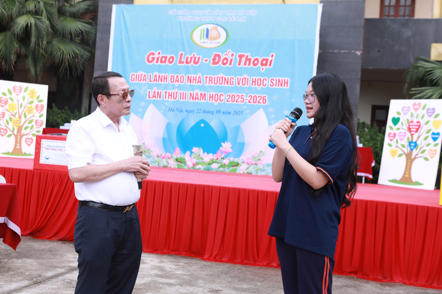 Nữ sinh Trần Trà My muốn tham khảo ý kiến từ lãnh đạo nhà trường về việc làm sao để giảm áp lực thi cử. 2.jpg