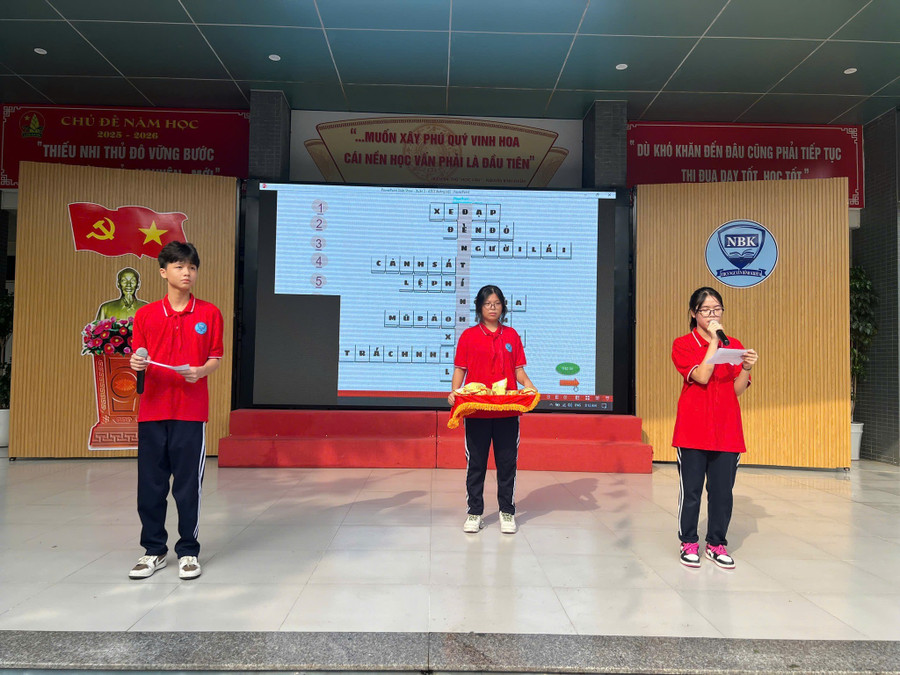 Phần chơi ô chữ liên quan đến các khái niệm trong văn hóa giao thông được các em học sinh thể hiện trên sân khấu. chao-co-1.jpg