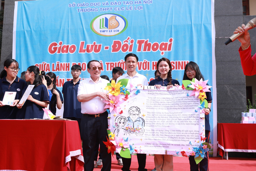 Những dòng tâm sự chân thực và xúc động của các em học trò dành cho lãnh đạo nhà trường. 9.jpg