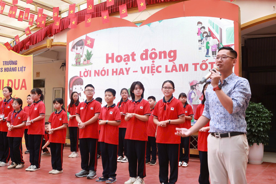 Các em được học cách thể hiện ngôn ngữ hình thể chuẩn theo hướng dẫn từ diễn giả của chương trình. 16.jpg