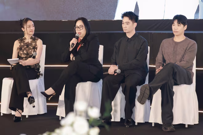 Bà Ngô Thị Vân Hạnh - Tổng Giám đốc YeaH1 Group chia sẻ tại chương trình