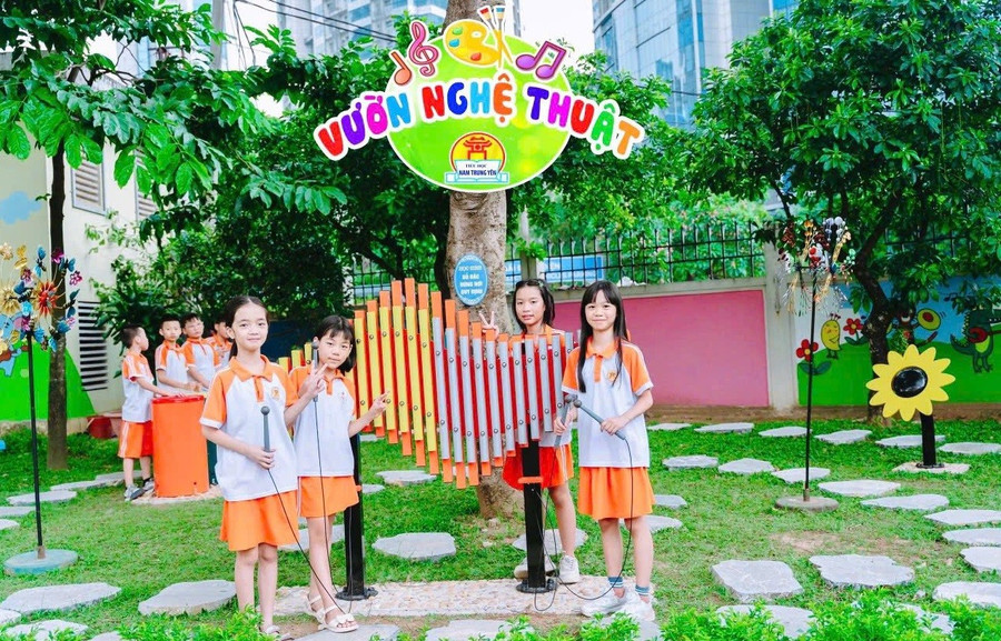 Học sinh Trường Tiểu học Nam Trung Yên (Yên Hòa, Hà Nội) tại Vườn nghệ thuật ngoài trời. Ảnh: Đình Tuệ tang-cuong-co-so-vat-chat-truong-hoc-2.jpg