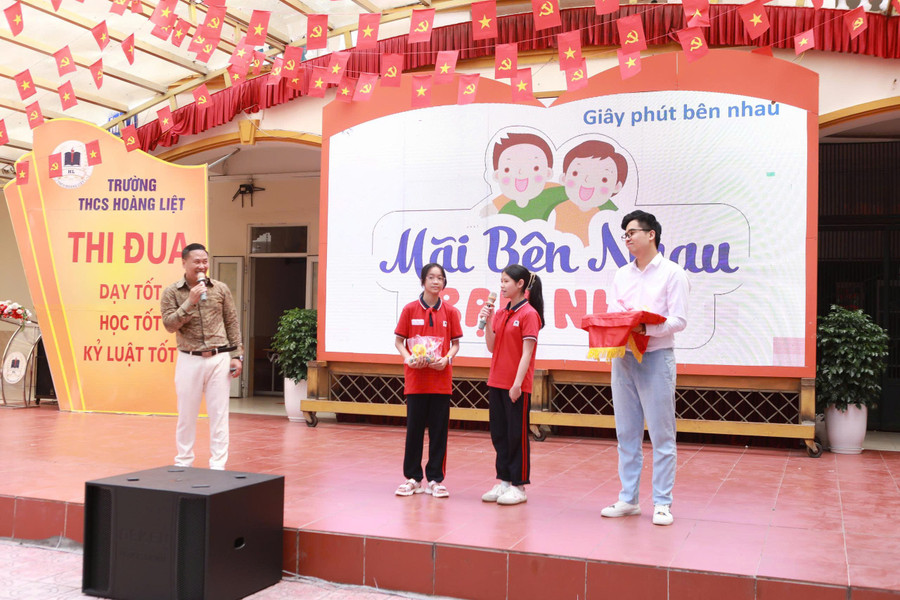 Các em Nguyễn Thị Minh Anh (6A8) và Trịnh Khánh Chi (9A6) đại diện cho học sinh toàn trường bày tỏ sự cảm ơn tới những chia sẻ thiết thực, ý nghĩa từ các diễn giả tại chương trình. 6.jpg