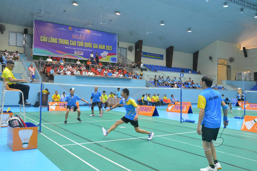 Một pha kéo cầu của 2 đội trong trận mở màn giải đấu. (Ảnh: TT) ct3.jpg