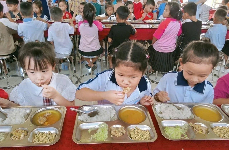 Suất ăn bán trú tại Trường Tiểu học Vũ Quang (xã Vũ Quang, Hà Tĩnh) nhận được nhiều lời khen từ cộng đồng mạng và các phụ huynh. Ảnh: Hồ Phương