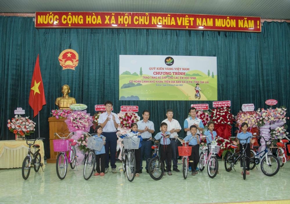 05-anh-dai-dien-quy-kien-vang-va-lanh-dao-xa-ia-pa-trao-tang-xe-dap-cho-cac-em-hoc-sinh-co-hoan-canh-kho-khan-1.jpg