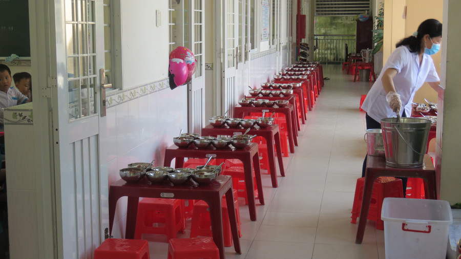 Chuẩn bị bữa ăn bán trú cho học sinh tại Trường Tiểu học Bình Thủy (Bình Thủy, Cần Thơ). Ảnh: Quốc Ngữ an-toan-ban-tru-cho-hoc-sinh-4.jpg