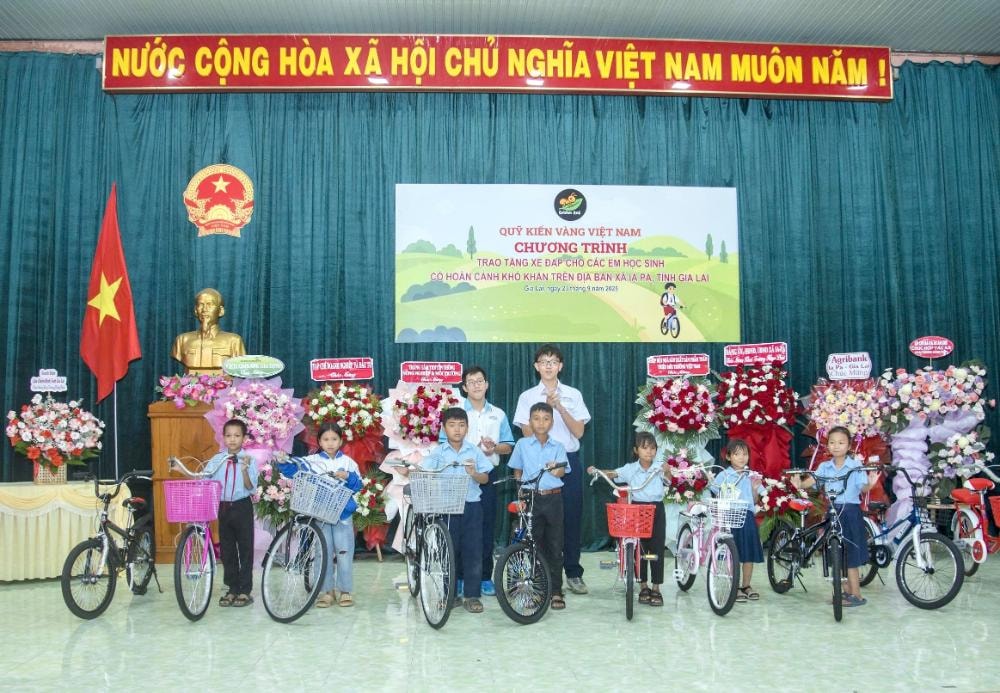 04-dai-dien-quy-kien-vang-trao-tang-xe-dap-cho-cac-em-hoc-sinh-co-hoan-canh-kho-khan-tai-xa-ia-pa-1.jpg