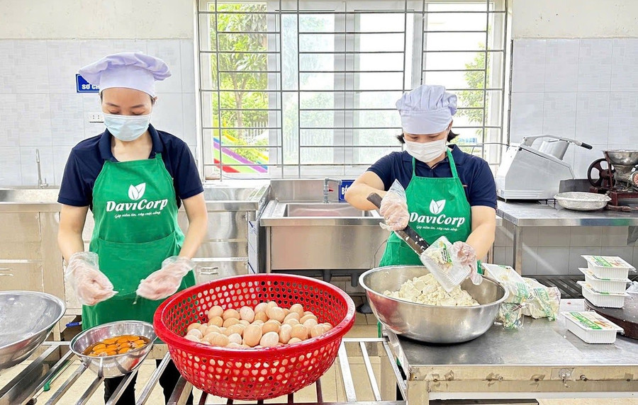 Nhân viên nuôi dưỡng tại Trường Mầm non Ngô Thì Nhậm (Hà Đông, Hà Nội) chuẩn bị bữa ăn bán trú cho trẻ. Ảnh: Đình Tuệ an-toan-ban-tru-cho-hoc-sinh-3.jpg