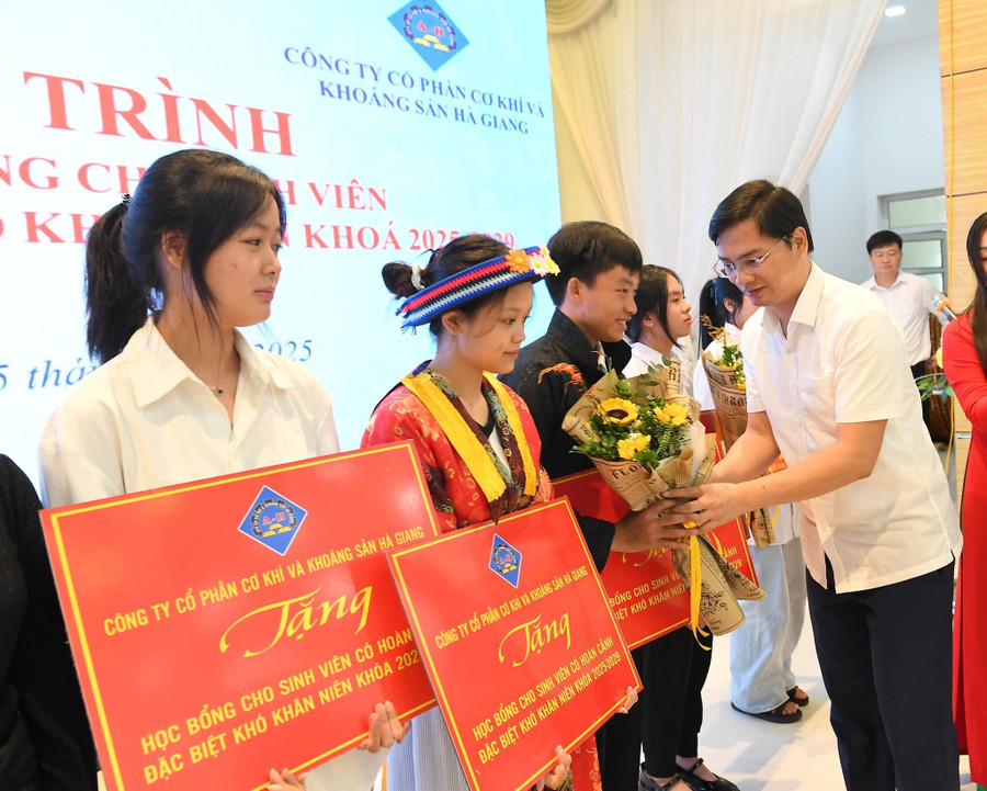 Ông Vũ Đình Hưng trao học bổng cho các tân sinh viên có hoàn cảnh đặc biệt khó khăn. 1000042129.jpg