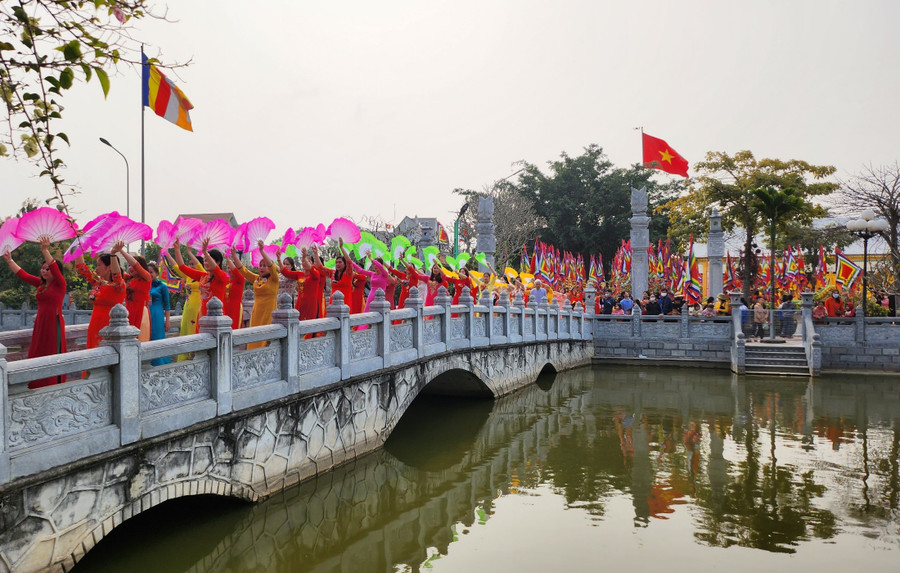 anh-2-le-hoi-den-duc-thanh-ca-801.jpg