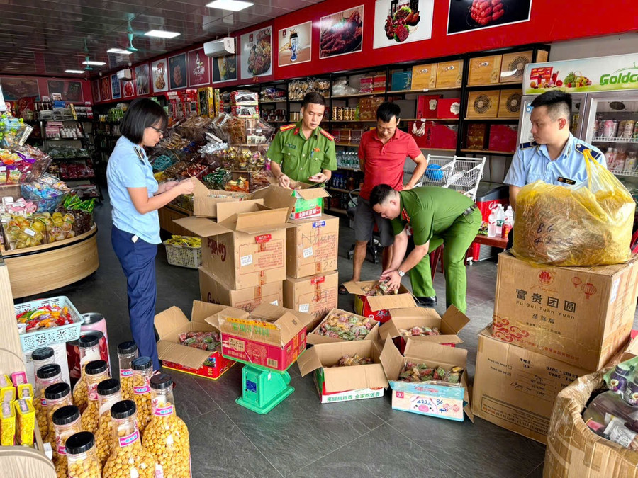 Lực lượng chức năng kiểm tra một cơ sở kinh doanh trong dịp Tết Trung thu. Ảnh: CA Bắc Ninh