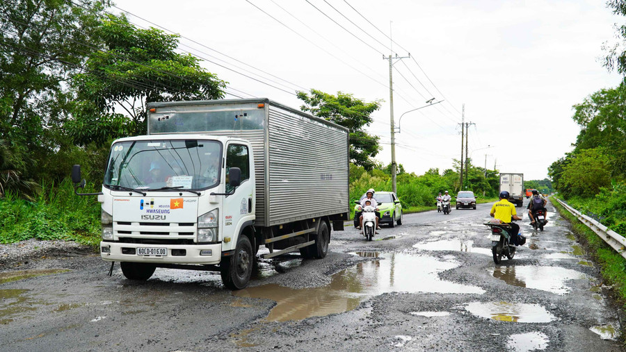 Người điều khiển phương tiện phải đối mặt với nguy hiểm khi đi qua đoạn đường hư hỏng. ag-quoc-lo-61-3.jpg