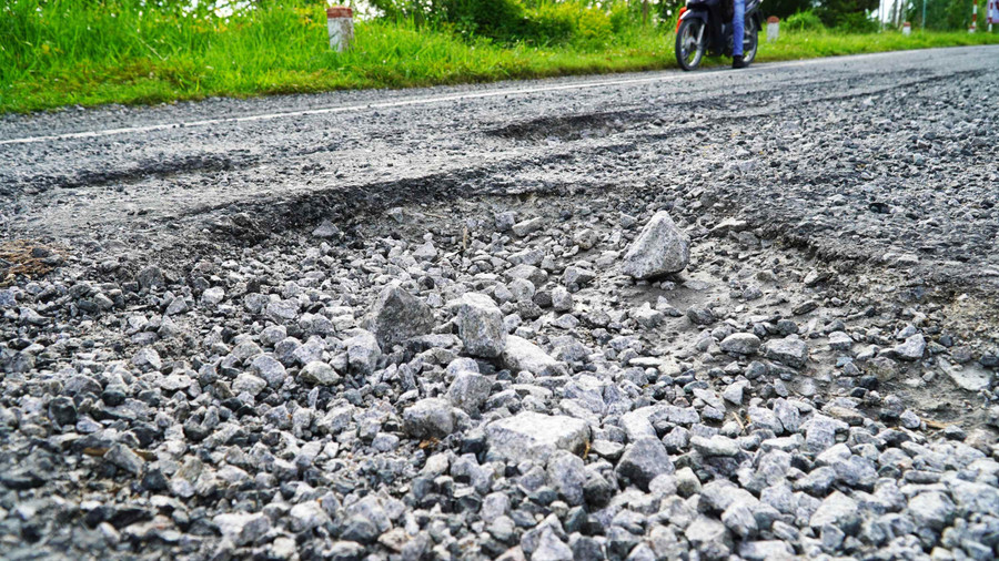 Cận cảnh nhiều hố sâu, rộng với những mảng đá lởm chởm. ag-quoc-lo-61.jpg