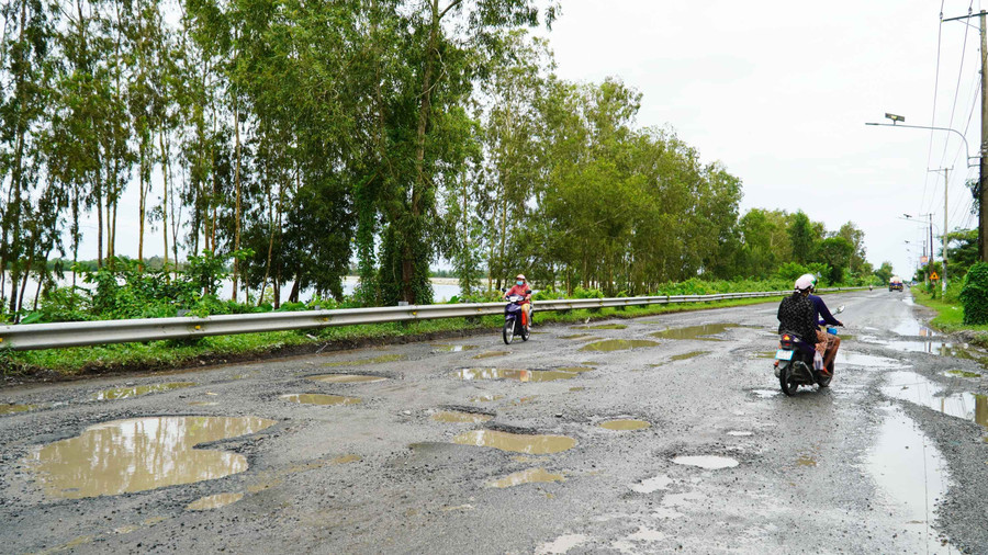 Quốc lộ 61 đoạn qua tỉnh An Giang dày đặc “ổ gà, ổ voi”. ag-quoc-lo-61-4.jpg