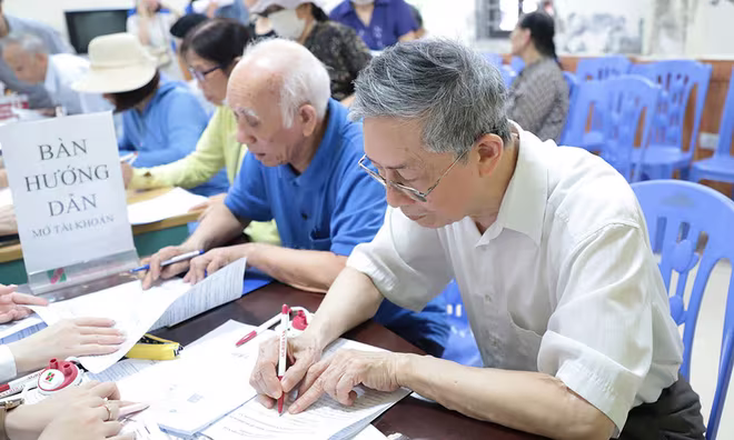 Người cao tuổi đăng kí hưởng chế độ an sinh xã hội không dùng tiền mặt