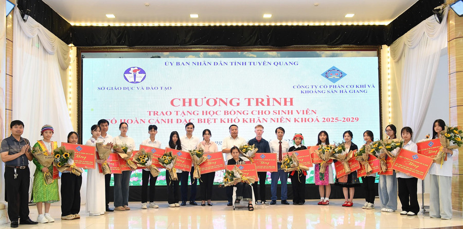 27 suất học bổng trị giá trên 2,5 tỷ đồng được trao cho các tân sinh viên có hoàn cảnh đặc biệt khó khăn tại Tuyên Quang.
