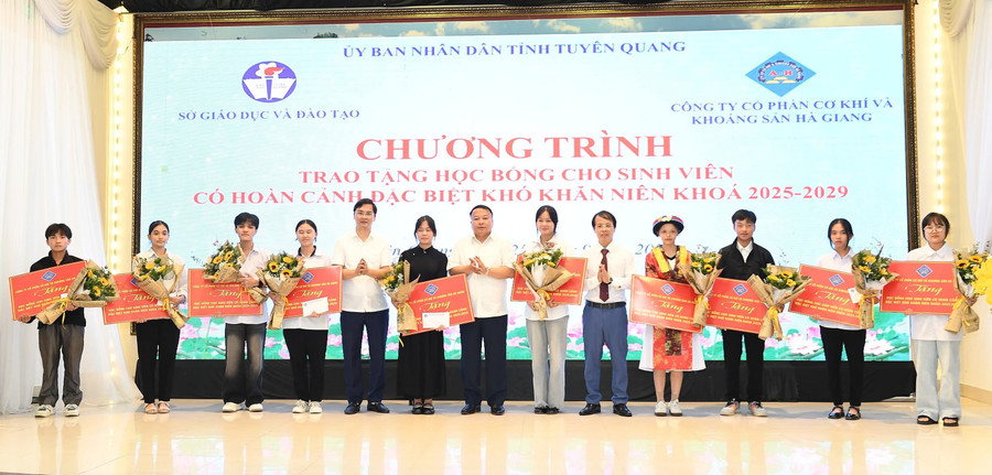 Các tân sinh viên có hoàn cảnh đặc biệt khó khăn nhận học bổng. 1000042132.jpg