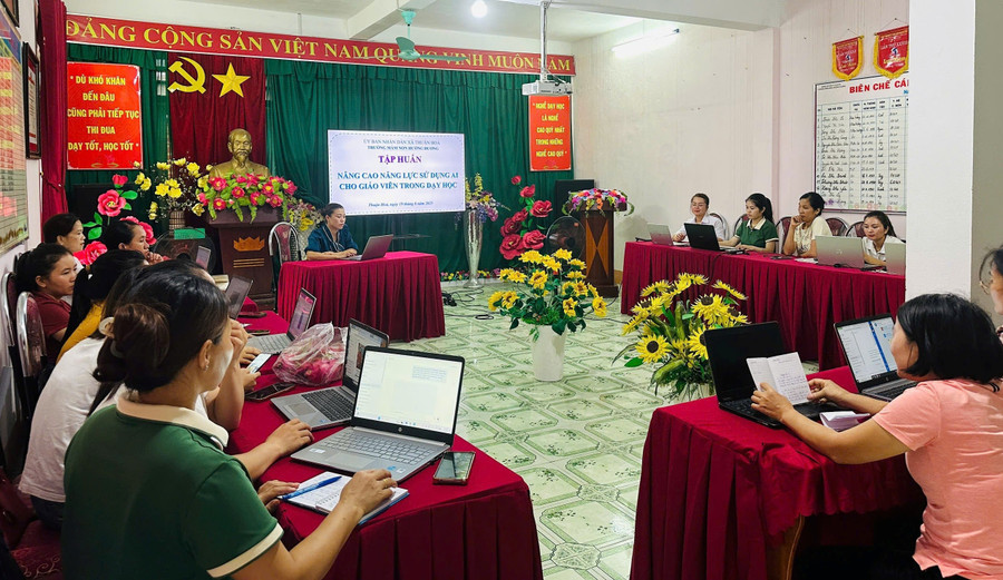 Giáo viên Trường MN Hướng Dương (xã Thuận Hòa, Tuyên Quang) tham gia tập huấn sử dụng AI. cong-thu-vien-hoc-lieu-mo-2.jpg