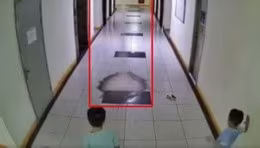 3 cậu bé chơi ném dép ở hành lang chung cư gây vỡ vòi chữa cháy, làm nước tràn ra khu vực thang máy