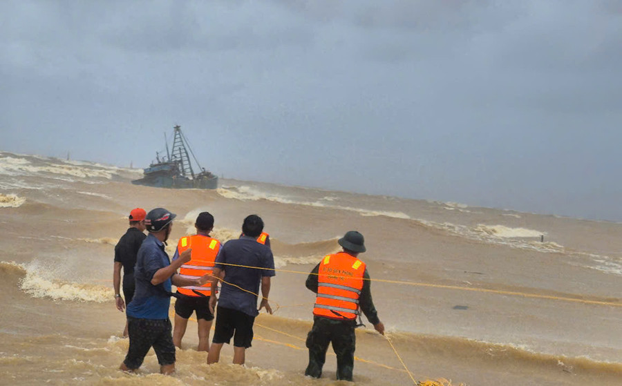 Lực lượng chức năng triển khai cứu hộ các thuyền viên bị nạn.