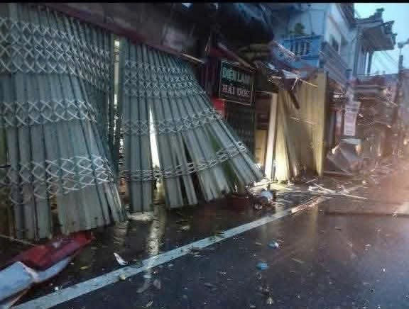 Cơn giông lốc khiến nhiều tài sản người dân bị hư hại.