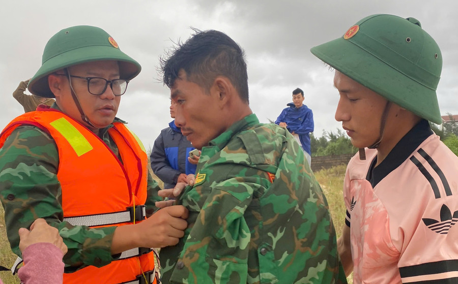 Một thuyền viên bơi vào bờ và được ứng cứu kịp thời. 3f7f1792da5c5002094d.jpg