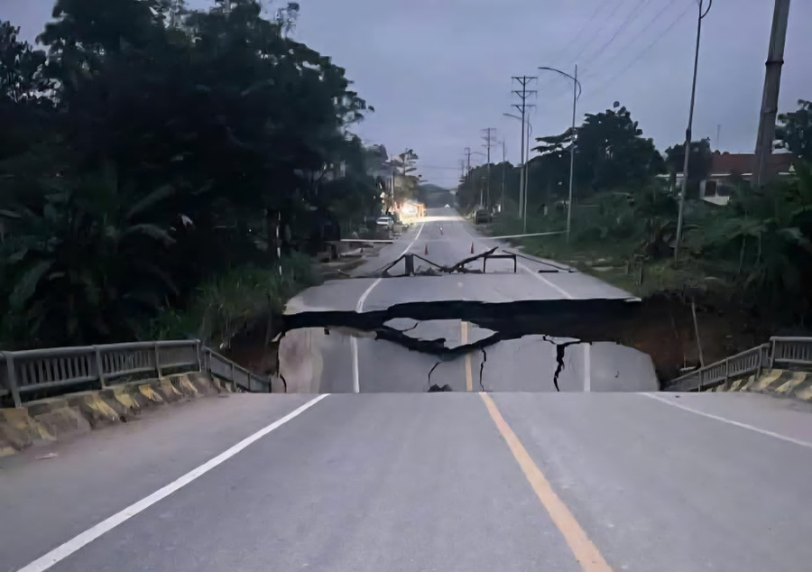 Cầu Tát Luông bị sập khiến giao thông tê liệt.