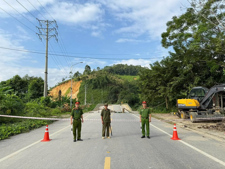 Lực lượng chức năng đảm bảo an toàn, phân luồng giao thông. 1000042402.jpg