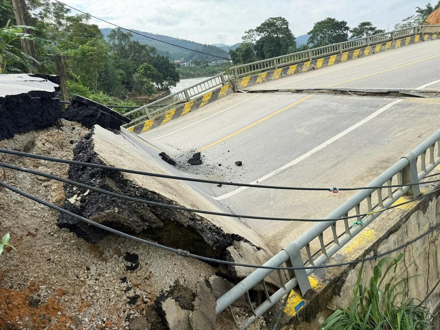 Nhiều ngày mưa lớn, ảnh hưởng bão lũ khiến cây cầu sập, gãy. 1000042401.jpg