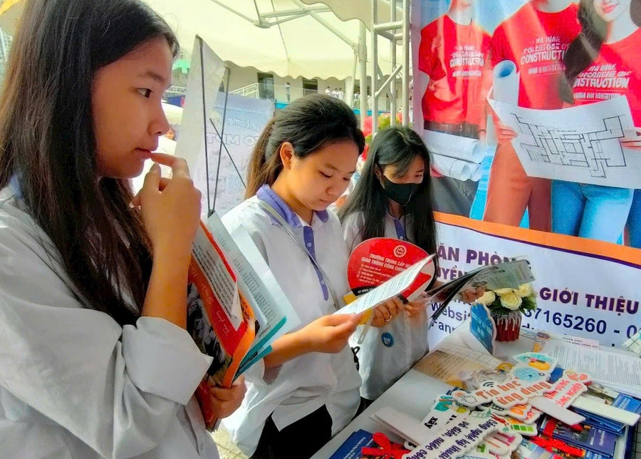 Công tác tư vấn hướng nghiệp cho học sinh sau tốt nghiệp THCS được nhiều cơ sở GDNN chú trọng triển khai. Ảnh: NTCC