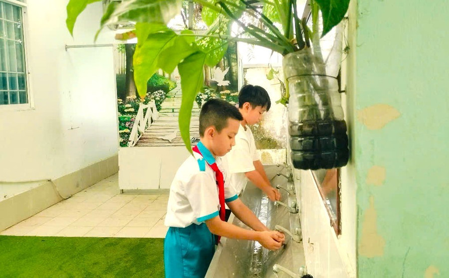 Nhà vệ sinh Trường Tiểu học Nguyễn Đình Chiểu (phường Lý Văn Lâm, Cà Mau). Ảnh: QM nha-ve-sinh-truong-hoc-o-ca-mau-3.jpg