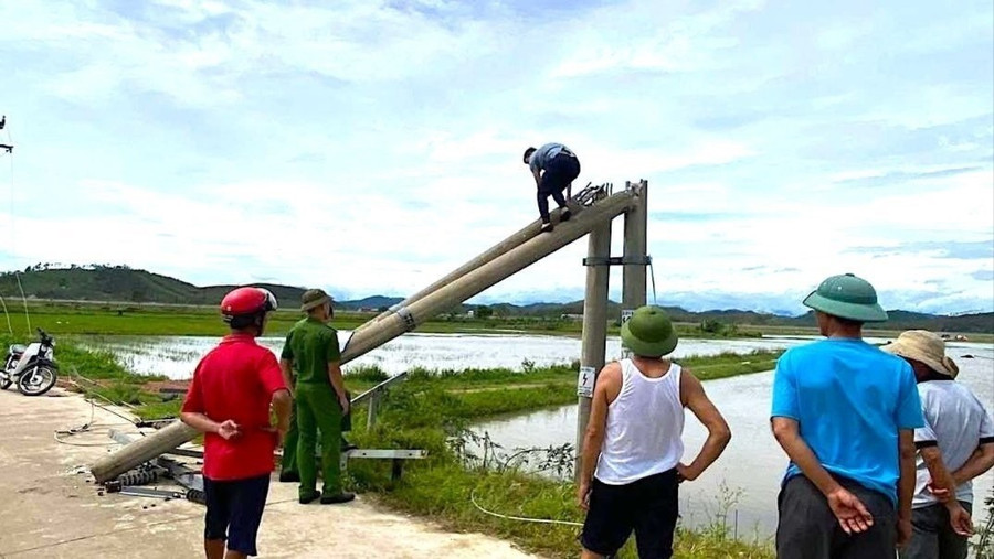 Công an kiểm tra để làm rõ sự việc. Ảnh: H.P