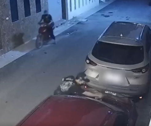 Hình ảnh 2 tên trộm được camera ghi lại. (Ảnh: cắt từ video).