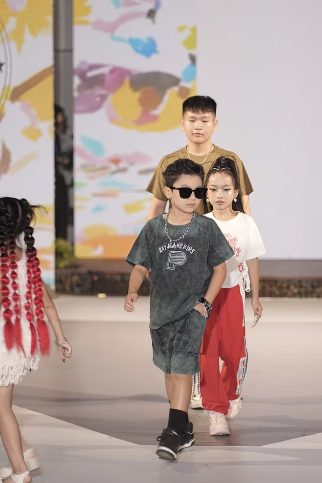 Phom dáng năng động và bảng màu trung tính gợi lại cảm giác thân thuộc của những ngày nô đùa bên hiên nhà
