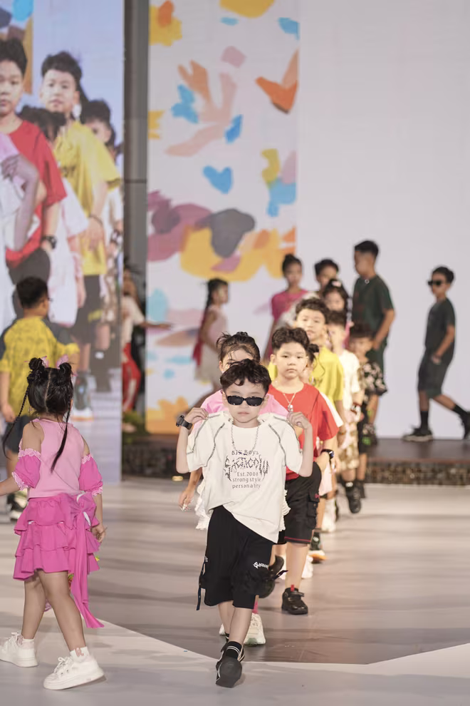 Nếu BST &quot;Little Legends&quot; là hơi thở đô thị, thì BST &quot;Everyday Spark&quot; lại là nhịp đập của những buổi chiều tuổi thơ trong trẻo