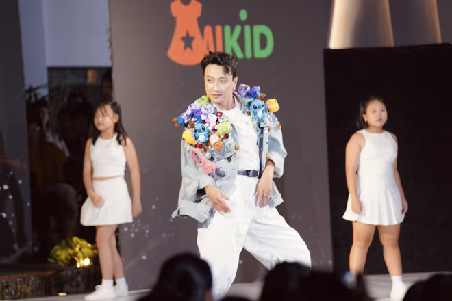 Vũ công Adam Lâm xuất hiện trong phần trình diễn của BST &quot;Home Is My Runway&quot;